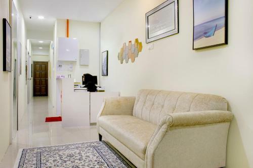 Hotel Oyo 90090 Roselyn Inn 2