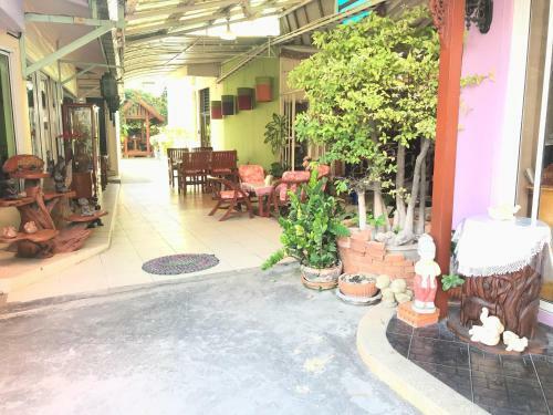 Hotel Apinya Court