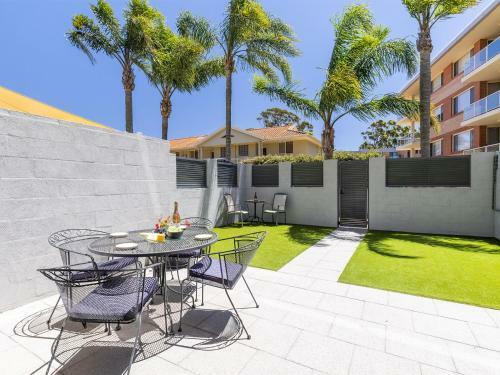 Kristie Court, 2 7 Weatherly Close