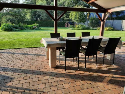 Apartamento Ruime Accommodatie Met Groot Terras Bij De Bossen.