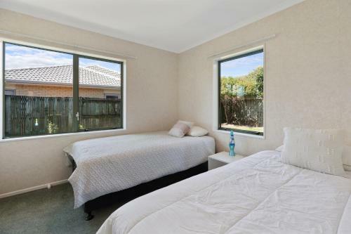 Pretty In Papamoa - Papamoa Holiday Home