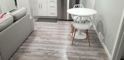Luxurious 2 Bedroom Basement Suite