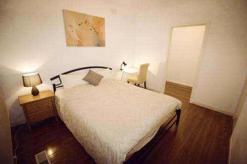Hostal Sunny House - Melbourne Airport Home