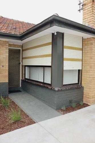 Hostal Sunny House - Melbourne Airport Home