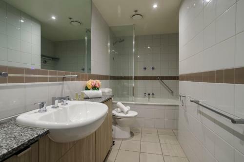 222 Russell Street Serviced Apartment