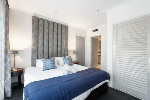222 Russell Street Serviced Apartment