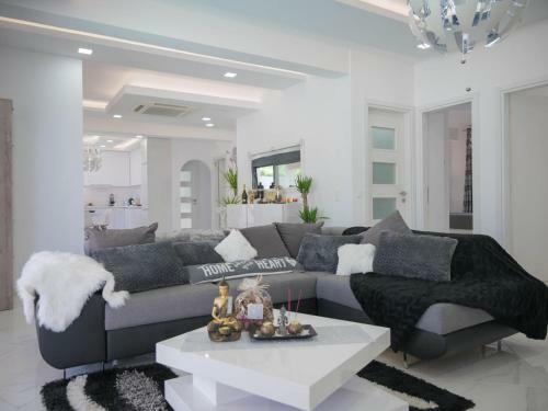Inviting Villa In Kato Spileo With Private Swimming Pool