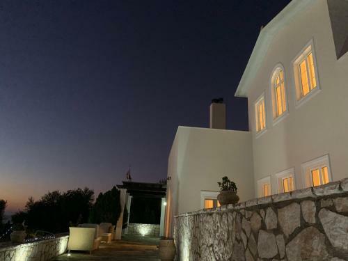 Amazing Villa With Private Pools And Sea Views