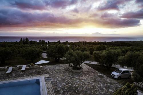 Amazing Villa With Private Pools And Sea Views