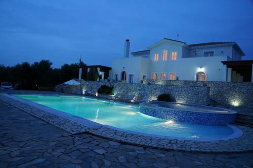 Amazing Villa With Private Pools And Sea Views