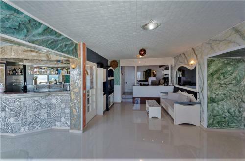 Hostal Room In Studio - Senior Citizen Suite In Blue