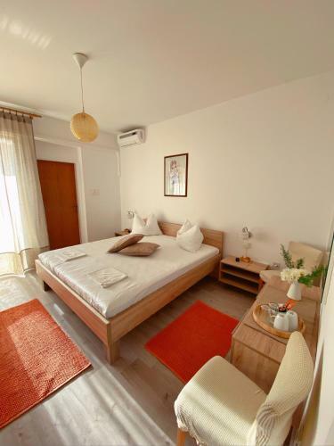 Hostal The Manzoni Family 1