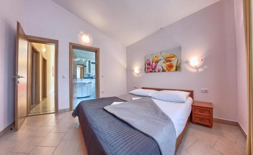 Apartments By The Sea Rogoznica - 17458