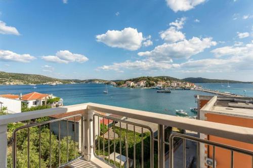 Apartments By The Sea Rogoznica - 17997