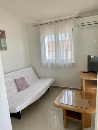Apartments By The Sea Rogoznica - 19367