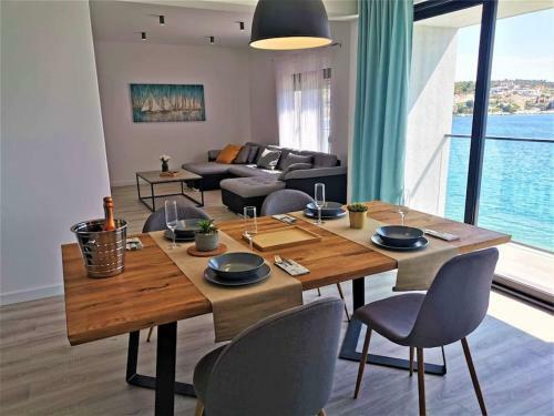 Beach Front Apartment With Beautiful Sunsets
