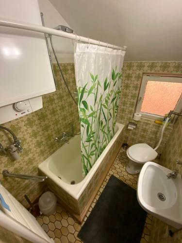 Einfaches Haus Mit Privatzimmern Und Gemeinschaftsr�umen