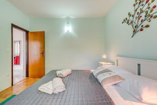 Jovi-relaxing, Fenced, Private, Heated Pool & View
