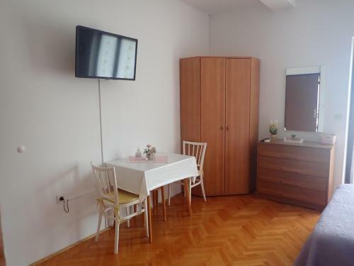 Studio Apartments Kiwi-near Paklenica Np
