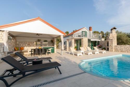 Villa Barbara - Olive Paradise, With Chlorine-free Pool
