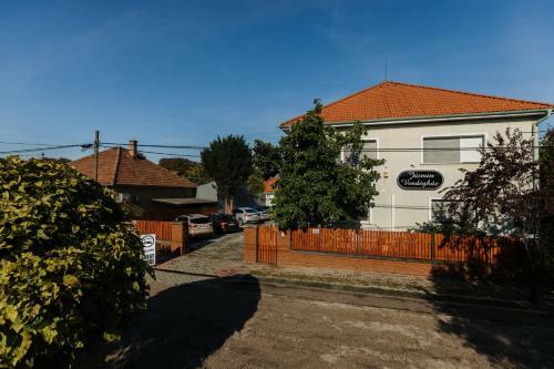 Hostal Airport Jazmin Guesthouse