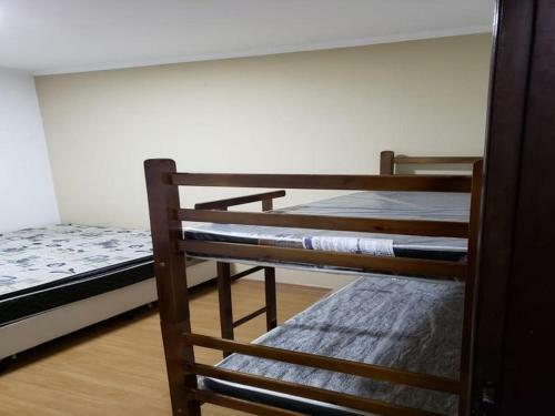 Apartamento Perto Da Praia Da Enseada Com Estacionamento Inclu�do