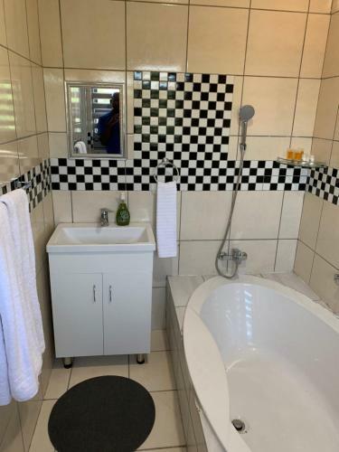 Bed & Breakfast Ekaya Palace Guest House