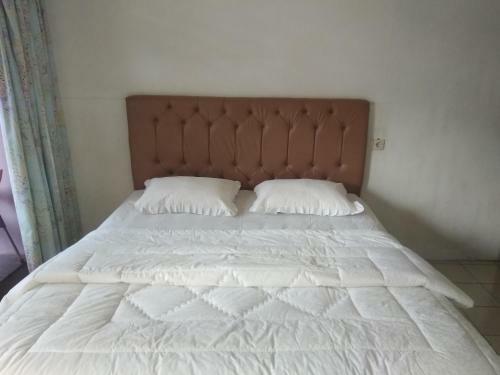 Hostal Bernard Guest House & Resto Redpartner