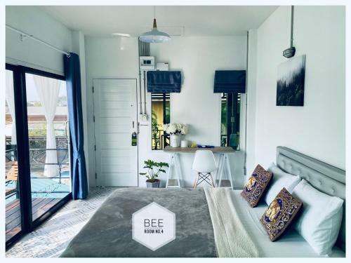 Hostal The One House