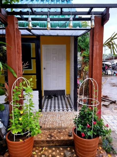 Hostal The One House
