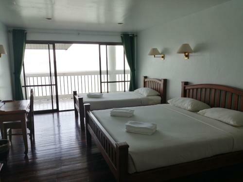 Hotel Jansom Beach Resort