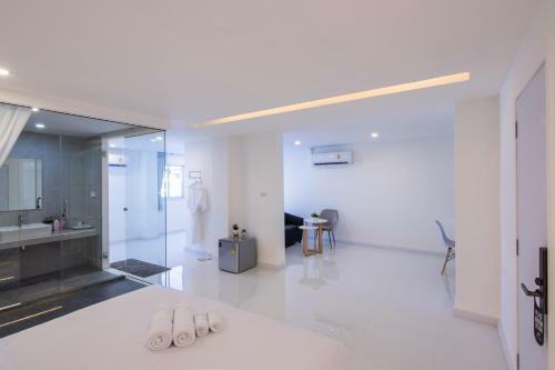 Thewhitehotel By Charoensri - Sha Extra Plus