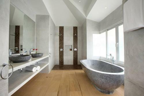 6 Bedroom Luxury Villa Moon