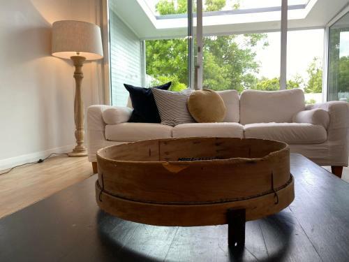 Stylish Comfort & Centrally Located!