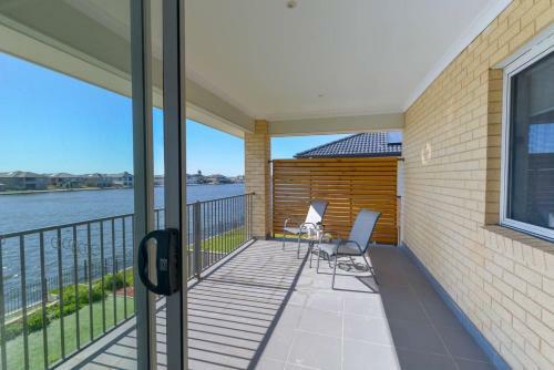 Waterfront Grand Villa For Big Group