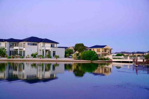 Waterfront Grand Villa For Big Group