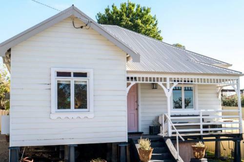 The Postmaster's Cottage: Invite The Earth To Stay