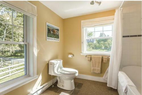 Lovely Lac-brome 3 Bedroom Lakefront Cottage