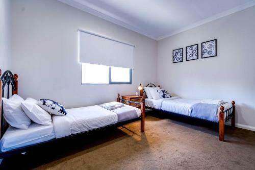 South Perth Family Gem Parking, Stroll To River