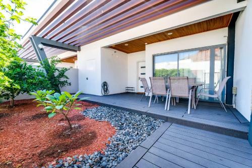 South Perth Family Gem Parking, Stroll To River