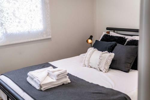 South Perth Family Gem Parking, Stroll To River