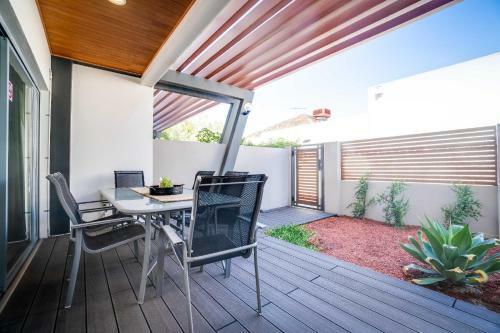 South Perth Family Gem Parking, Stroll To River
