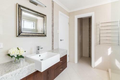 Charming 2br Apartment In A Great Location With Wifi & Bbq