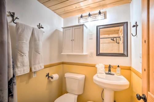 Cozy Sugarloaf Cabin Near National Forest!