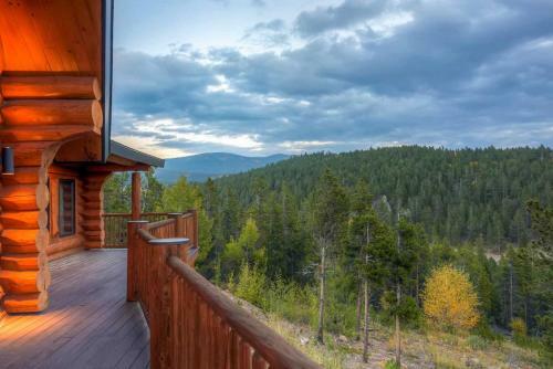 Luxe Black Hawk Retreat With Private Hot Tub!