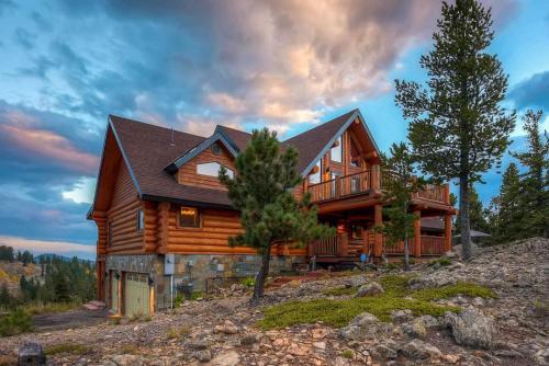 Luxe Black Hawk Retreat With Private Hot Tub!