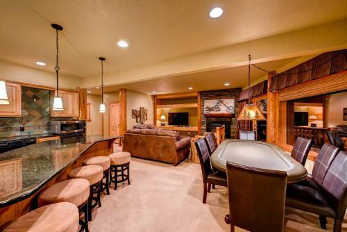 Luxe Black Hawk Retreat With Private Hot Tub!
