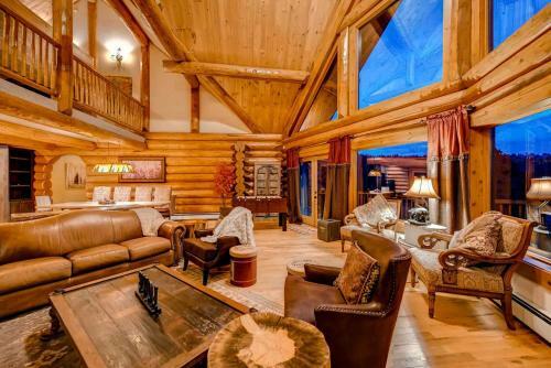 Luxe Black Hawk Retreat With Private Hot Tub!
