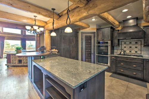 Luxe Black Hawk Retreat With Private Hot Tub!