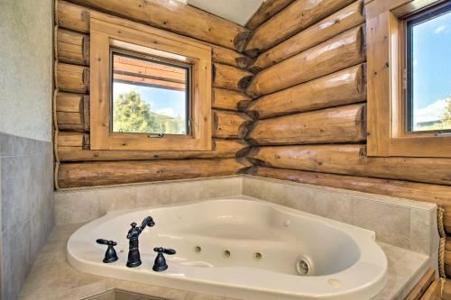 Luxe Black Hawk Retreat With Private Hot Tub!